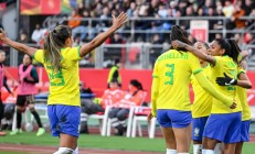 开云平台-顶级女足巅峰对决展开，球场上壮观热闹的简单介绍