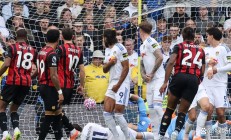 开云体育入口-包含利兹联队长受伤下场，影响球队稳定性的词条