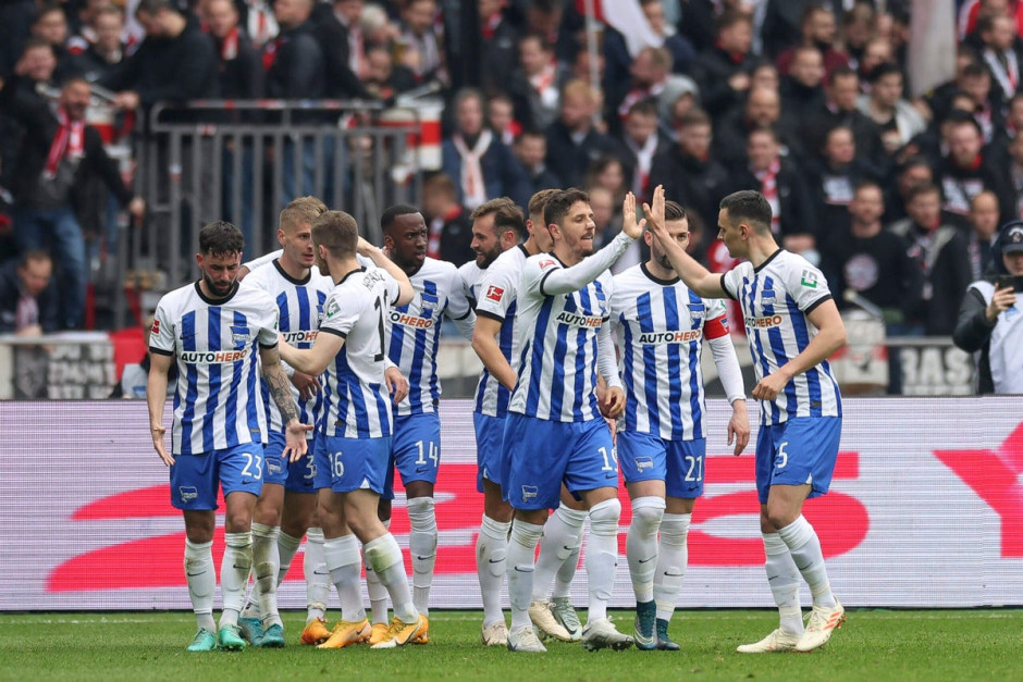 包含柏林赫塔主场力克弗赖堡，球队站稳积分榜前列的词条