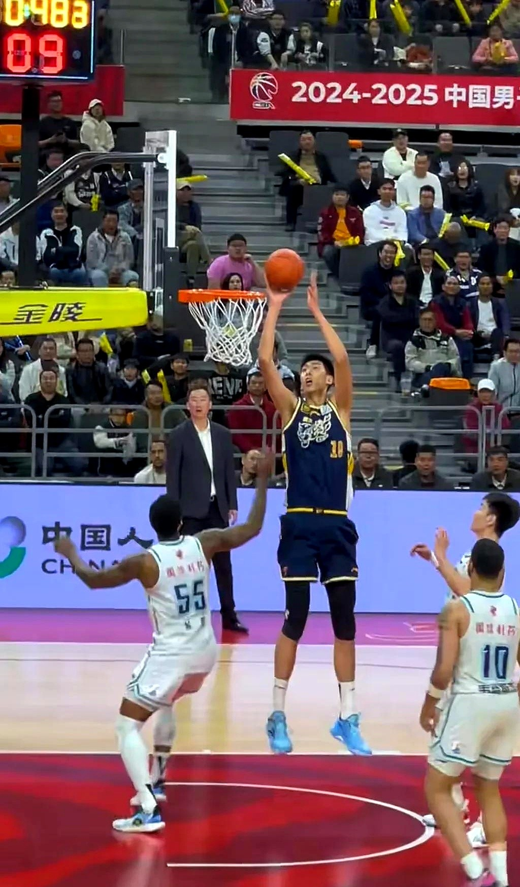 内外并用，球队人员轮番上阵拉开分差