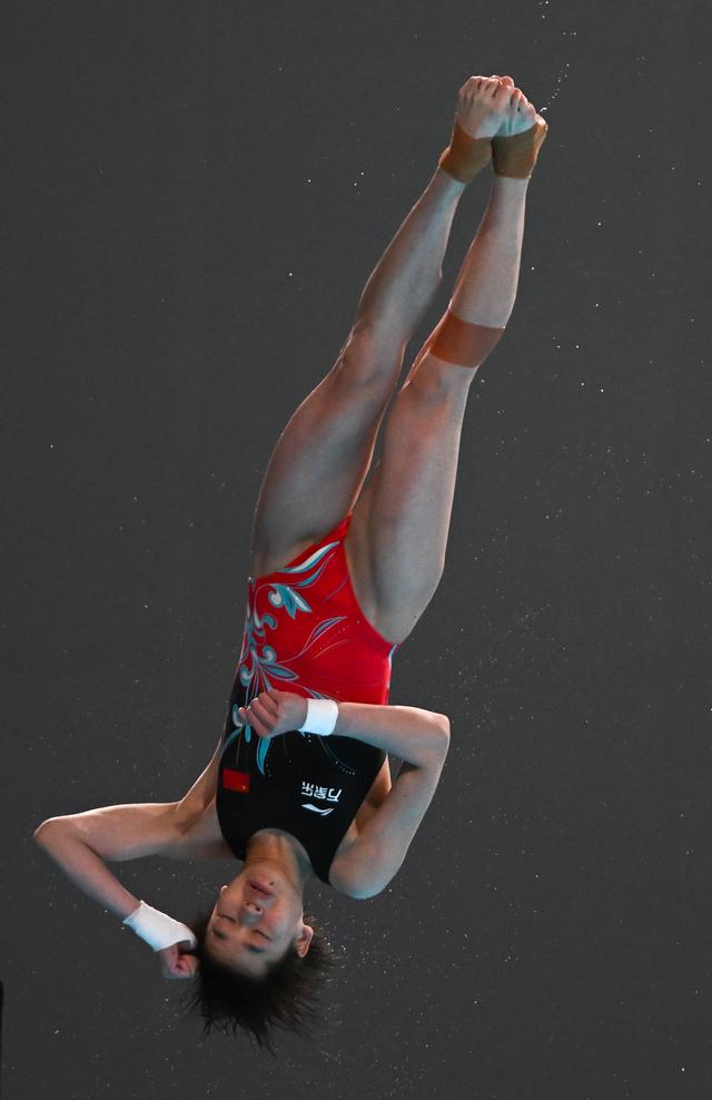 跳水选手连续破纪录获得冠军的简单介绍 跳水选手连续破纪录获得冠军的简单介绍