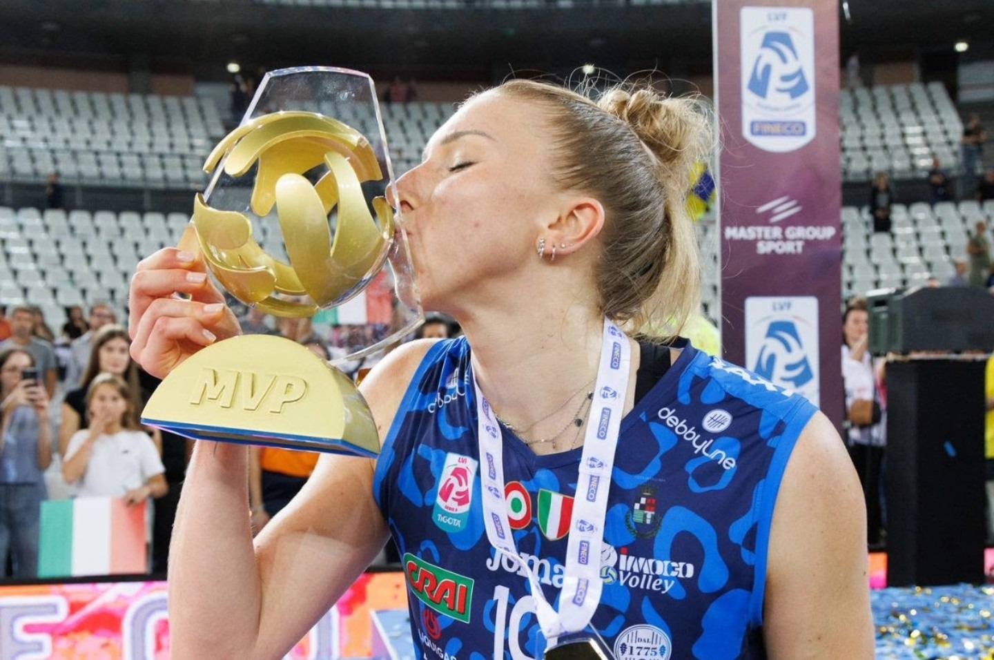 足球女子国家队备战决赛，球迷期待胜利的简单介绍