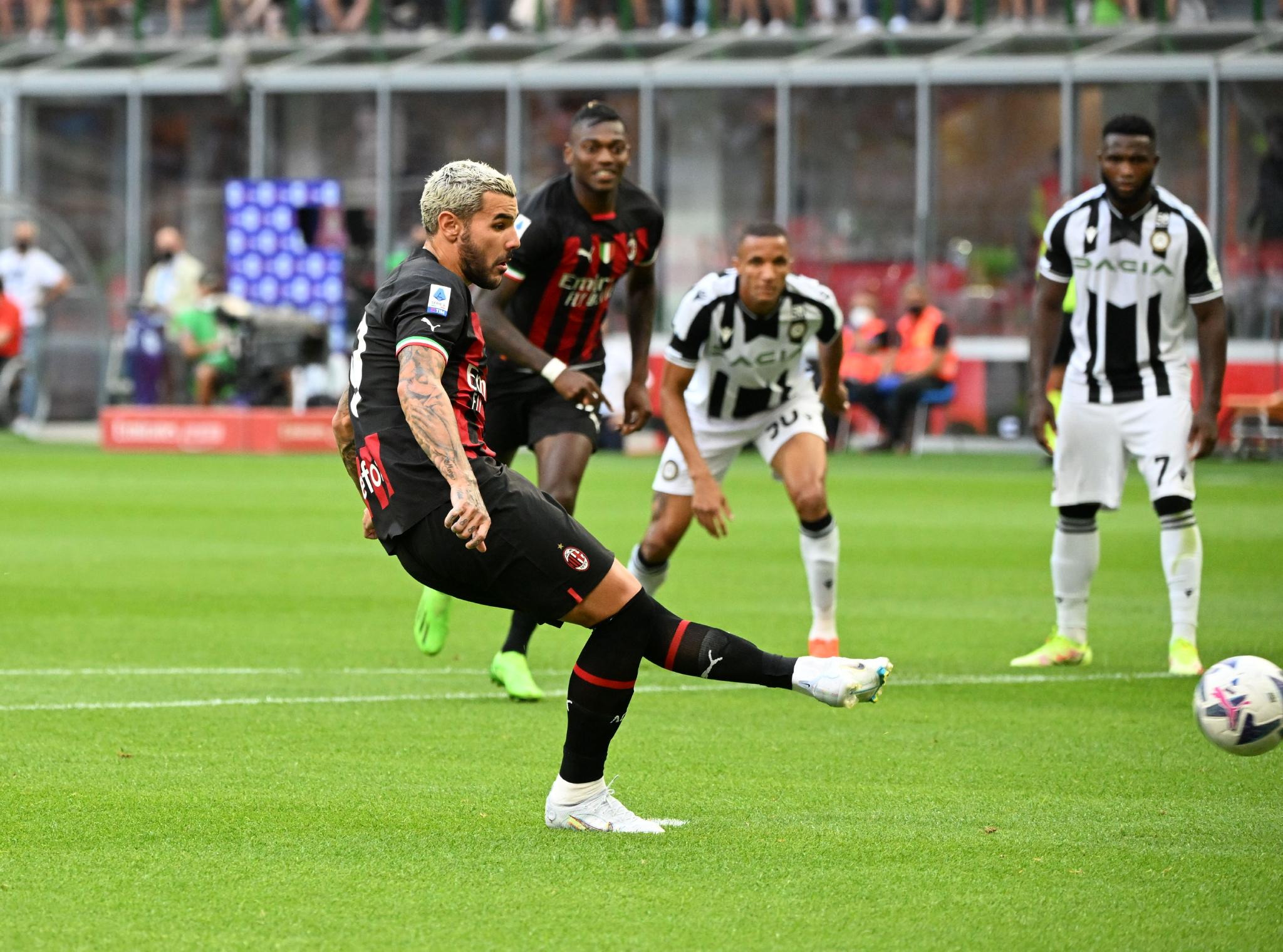 米兰双雄再遭失败,AC米兰-不敌乌迪内斯的简单介绍 米兰双雄再遭失败,AC米兰-不敌乌迪内斯的简单介绍