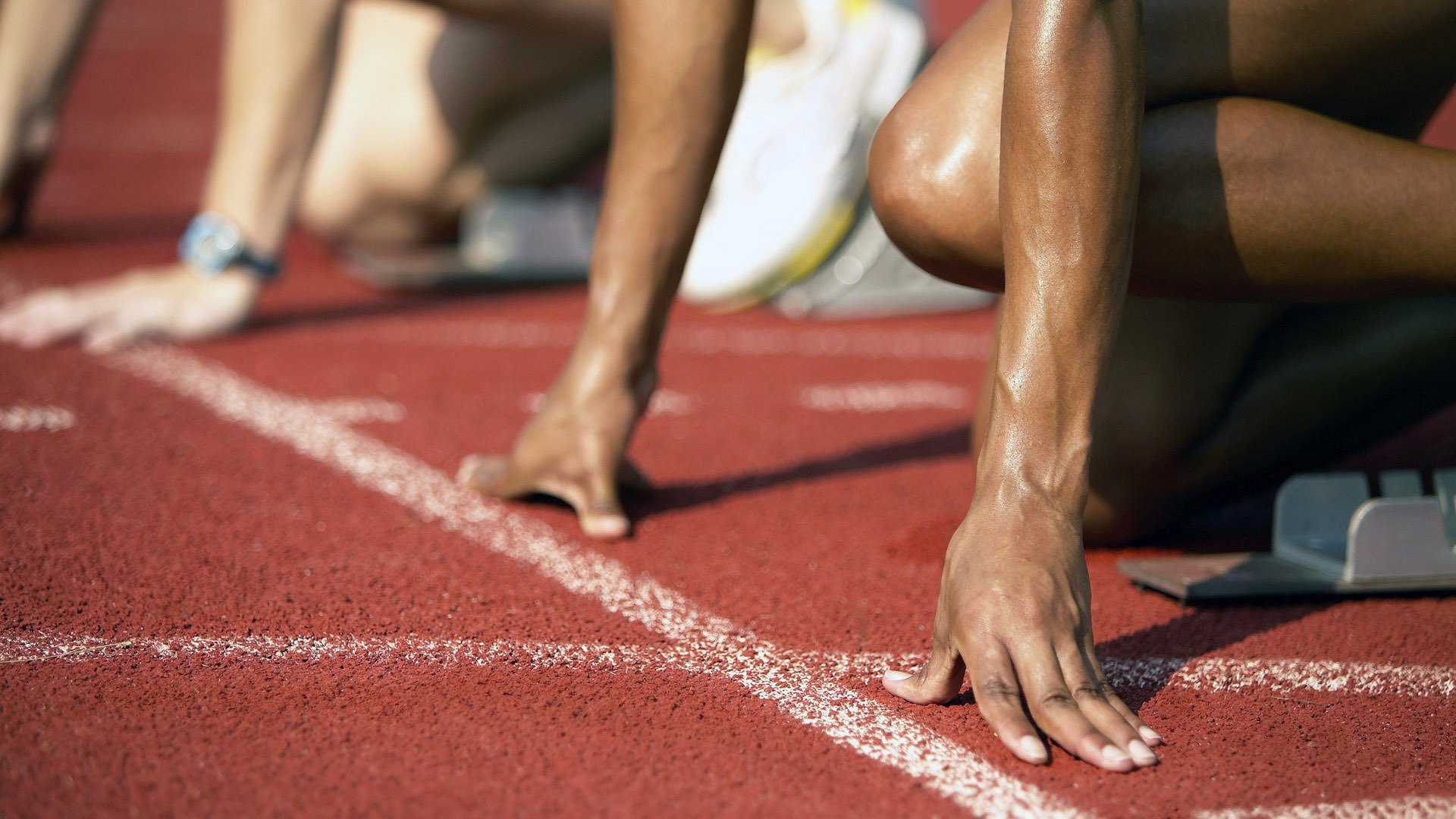 绿茵场与赛道上的双重心跳,克罗地亚险胜切尔西,托尼在F1新赛季揭幕战接管比赛