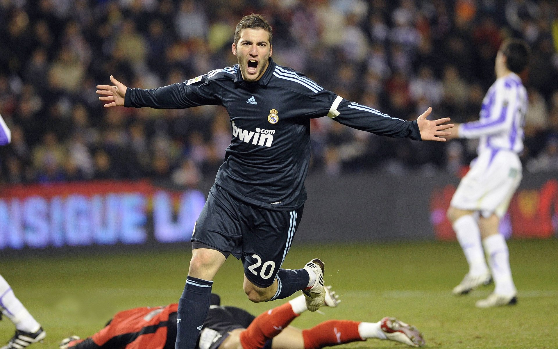 红魔铁骑碾过蓝桥，苏亚雷斯独舞定义英超巅峰夜